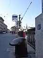 Poller mit Hafenkran im Hintergrund (Haltestelle «Zürich Limmatquai»)