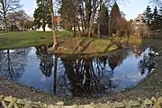 Kleiner Turmhügel im Wassergraben ohne Wall – Züssow in Vorpommern