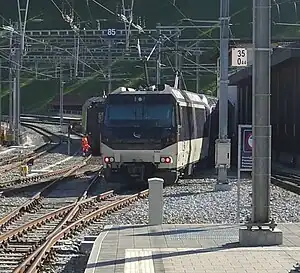 Ein umgespurter GPX fährt rechts nach Montreux. Auf der Normalspurkehranlage dahinter stehen der Interfacewagen mit der BLS-Lokomotive, die den Zug von Interlaken Ost brachten und durch die Spurwechselanlage in unwirksamer Grundstellung fuhren.