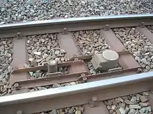 Zugsicherungsmagnet bei den Chemins de fer du Jura in der Schweiz mit Permanent- und Elektromagnet