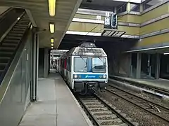 Vom Bahnhof Saint-Lazare kommender Transilien-Vorortzug der Baureihe Z 6400 bei der Einfahrt (2018)