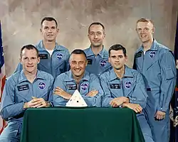 Apollo 1 – v. l. n. r. Erstbesatzung (sitzend) Ed White, Gus Grissom, Roger Chaffee sowie Zweitbesatzung (stehend) David Scott, James McDivitt, Russell Schweickart