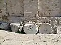 Bruchstücke römischer Säulen im Fundament der Kirche des Heiligen Donat in Zadar, Kroatien