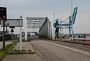Blick auf die Klappbrücke Zandvlietbrug an der Ostseite der Schleuse zum Kanaaldok