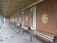 Blick in den geraden Teil des Südflügels mit Fliesensternen, Blindfenstern und Blindtür