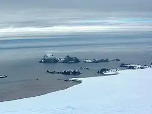 Blick vom Miziya Peak auf den Williams Point (rechts) mit der davor liegenden Iglika Passage