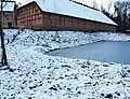 Rückseite mit vereistem Löschwasserteich