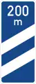 Zeichen 450-51 der Ankündigungsbake zweistreifig mit Entfernungsangabe von 200 m (Autobahn)