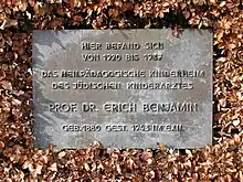 Gedenktafel „Hier befand sich von 1920 bis 1937 das heilpädagogische Kinderheim des jüdischen Kinderarztes Prof. Dr. Erich Benjamin geb. 1880 gest 1943 im Exil“