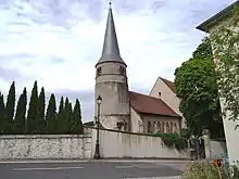 Wehrturm der Kirche St-Marcel aus dem 11. Jahrhundert