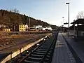 Nahezu selbe örtliche Situation im Februar 2018. Empfangsgebäude und Hausbahnsteig sind zwischen-zeitlich einem kombinierten Bahn-Bus-Bahnsteig mit Wetterschutz-häuschen gewichen.