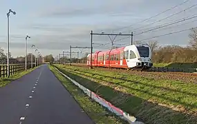 Der Radschnellweg und die parallel verlaufende Bahnstrecke