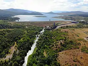 Talsperre des Schrebtschewo Stausees mit Abfluss Tundscha