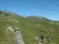 Blick vom Jagdsteig auf den Gleouraich nach Nordosten zum Gipfel (links) und dem Spidean Mialach (rechts)