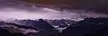 Das Zillertal und die östlichen Tuxer Alpen während eines nächtlichen Gewitters.