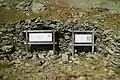 Informationstafeln vor verfallenem Knappenhaus im Knappenkar