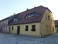Wohnhaus, nach links in geschlossener Bebauung