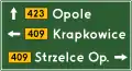 E-2aKreuzungswegweiser neben der Fahrbahn platziert