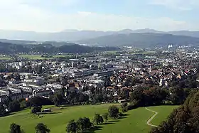Luftansicht von Zofingen: Rechts die Altstadt,vorne der Heiternplatz, links das Industriequartier