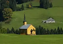  rechteckige Kapelle mit einem Schindelpanzer sowie einem Dachreiter mit hohem Pyramidenspitzhelm