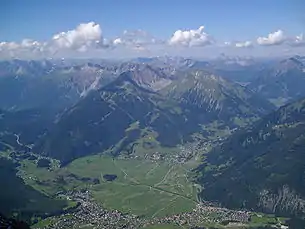 Blick von der Zugspitze auf Ehrwald (vorne), Lermoos (Mitte rechts vor dem Grubigstein) und Biberwier (links)