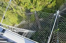 Blick durch die Sicherheitsnetze zu den Holzbrücken hinunter