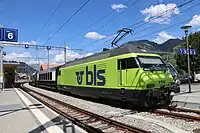 BLS-Lokomotive mit Interfacewagen und Golden-Pass-Express-Wagen in Richtung Montreux vor Umspuranlage stehend.Lok und Interface-Wagen bleiben nach der Umspuranlage auf einem Stumpfgleis am Südkopf des Bahnhofs abgestellt in Zweisimmen.