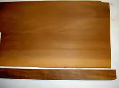Brett aus dem Holz eines Zwetschgenbaums