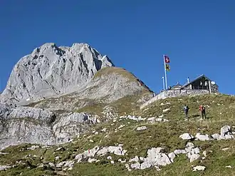Zwinglipasshütte SAC kurz unterhalb des Zwinglipasses mit Altmann im Hintergrund