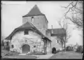 Bergfried vom Hof mit Torbau (rechts) und Schlossgarten (1899)