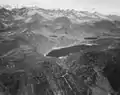 Luftaufnahme des Sees nach Erhöhung der Staumauer (1957)