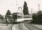 Straßenbahnzug der Linie 75 am Theodor-Heuss-Platz, im Hintergrund steht der Funkturm, 1964