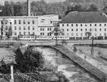 Der Jauckerbach vor der Kleinmünchner Actienspinnerei, im Bild die "Englische"; so benannt nach der Ausrüstung mit englischen Maschinen.