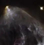 Aufnahme des Herbig-Haro-Objekts HH 151 mittels des Hubble Space Telescope im sichtbaren Licht; die ionisierten Atome des Jets sind durch Linienfilter violett hervorgehoben.