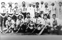 Die Hockeyolympiasieger von 1952. Stehend im weißen Gewand Premierminister Jawaharlal Nehru