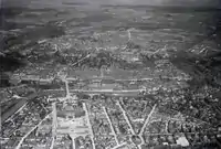 Flugaufnahme von 1930 mit dem Gymnasium Kirchenfeld (das grösste Gebäude links unten), anschliessend die Baustelle der Schweizerischen Nationalbibliothek und das Bernische Historische Museum