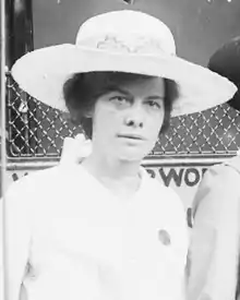 Elisabeth Freeman mit Hut bei einer Suffragetten-Demonstration