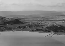 Flugaufnahme des Broyekanals (1954), vorne der Murtensee