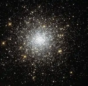 Aufnahme des Kugelsternhaufen Fornax 5 mithilfe des Hubble-Weltraumteleskops