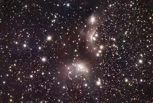 IC 4954 (o.r) + IC 4955 eingebettet im Sternhaufen Roslund 4