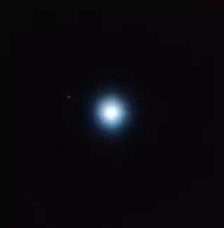 CVSO 30 mit dem vermeintlichen Planeten CVSO 30c (gelb/orange, links), bei dem es sich wohl um einen Hintergrundstern handelt