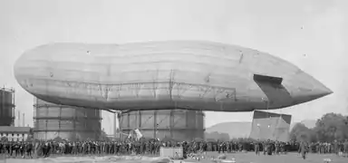 PL 1 auf dem Boden. Im Hintergrund die Gasometer in Schlieren