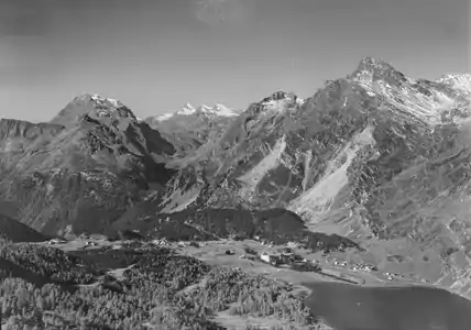 Von rechts: Der Piz Lunghin (r.), der Piz dal Sasc,  der Piz Forcellina, der Piz Turba, der Piz Mäder, der Piz Duan, unten das Dorf Maloja und der oberste Teil des Silsersees.