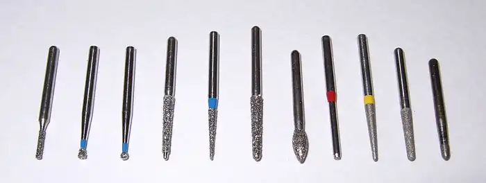 Schleifkörper mit Diamantbelägen für Turbine oder Winkelstück. Die farbigen Ringe markieren die Körnung.