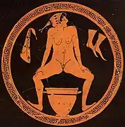 In einen Skyphos urinierende griechische Hetäre; Innenbild einer attisch-rotfigurigen Trinkschale in der Art des Erzgießerei-Malers (um 480 v. Chr.)