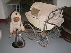 Kindergasmaske und Gasschutz für Kinderwagen (eventuell falsche Schläuche und Filter, außerdem fehlender Blasebalg)