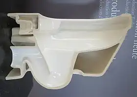 Schnitt durch einen Tiefspüler mit offenem Spülrand (spülrandloses WC) im Keramikmuseum Mettlach