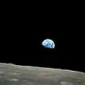 Vom Mond aus, fast ohne Atmosphäre, wirkt das Bild der Erde „gestochen scharf“