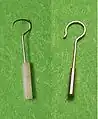 Stapesprothesen („Piston“), Platin-Teflon-Prothese (links), Titan-Prothese (rechts)