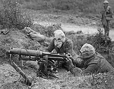 Englische Maschinengewehr­mannschaft an der Somme, ausgerüstet mit frühen Gasmasken, Erster Weltkrieg